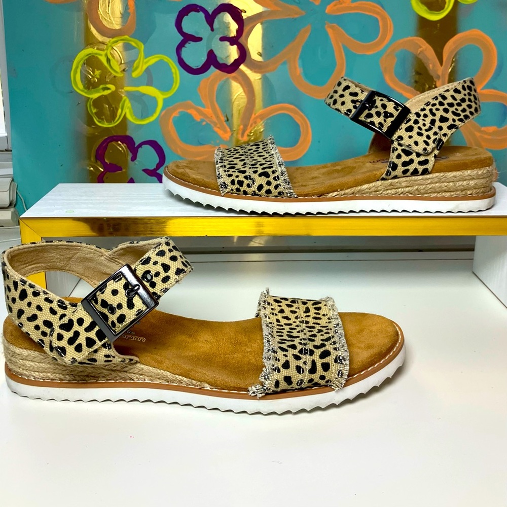 SKECHERS [LIKE NEW] Women’s BOBS “Desert Kiss” “Tiger's Eye” Sandal in SIZE US 8